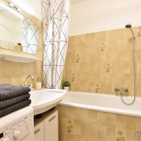 Апартаменты Friendly 5-bed - Center Walking Distance